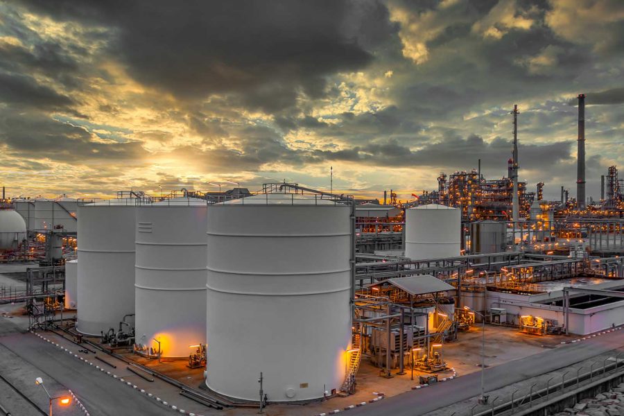 petrochemical-storage-tank-with-oil-refinery-backg-77LN7G2.jpg